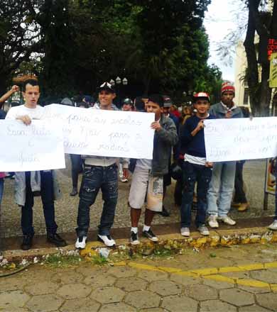 APAE de Paraguaçu realiza manifesto contra medida que prevê fechamento das escolas especiais