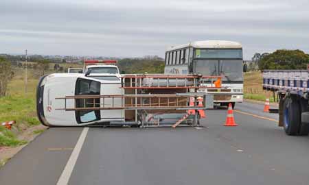 Veículo da Vale Paranapanema tomba após motorista desviar de carro