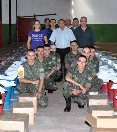 Famílias recebem segundo lote de ajuda após chuva de granizo