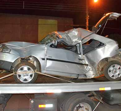 Carro fica destruído após bater contra árvore