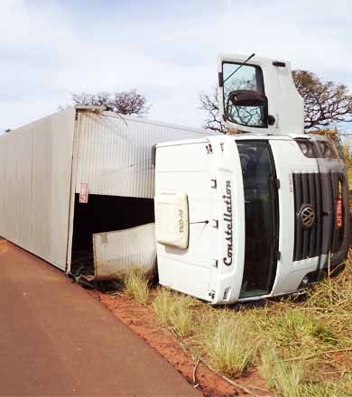 Caminhão carregado de medicamentos tomba na rodovia Assis/Paraguaçu
