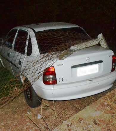 Motorista perde controle da direção e colide contra cerca