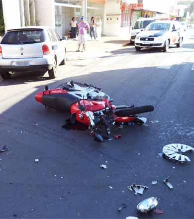 Ao fazer conversão, carro colide em motociclista que fica ferido