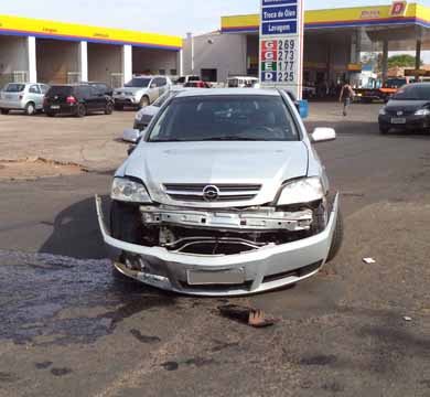 Motorista não obedece sinalização e se envolve em acidente no centro de Paraguaçu