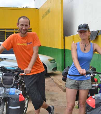 Casal polonês que há três anos está percorrendo o mundo, passa por Paraguaçu