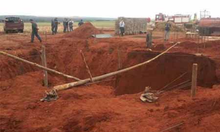 Trabalhadores ficam soterrados após deslizamento de terra em Platina