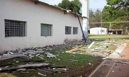 Ventania de 70 km por hora provoca destruição em asilo em Assis