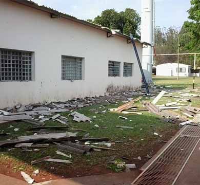 Ventania de 70 km por hora provoca destruição em asilo em Assis