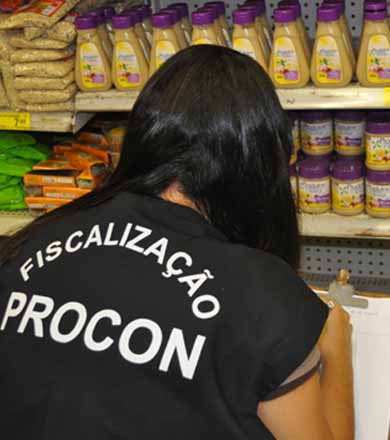 Procon fiscaliza e autua supermercados de Assis