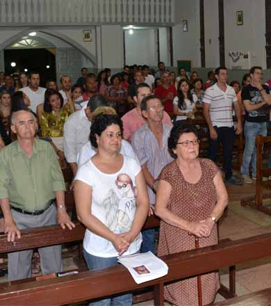Família e amigos participam da missa de 1 ano da morte de Jean Adriano