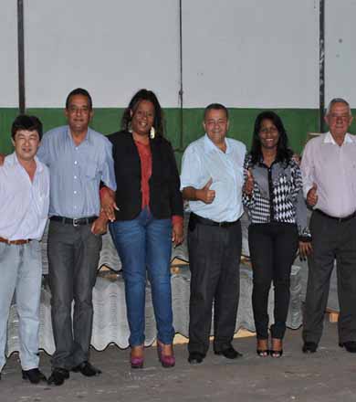 Prefeito acompanha retomada de distribuição das telhas