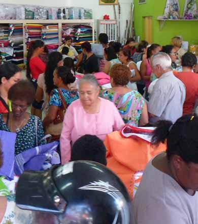 Loja de Paraguaçu Paulista faz liquidação e arrasta multidão