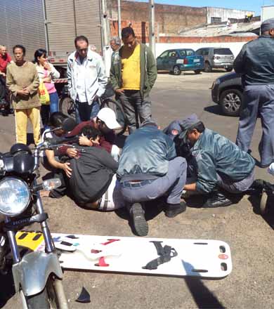 Colisão entre motos deixa motociclista com fraturas na perna