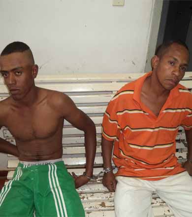 Moto é furtada e carro é quase levado por dupla que acaba atrás das grades