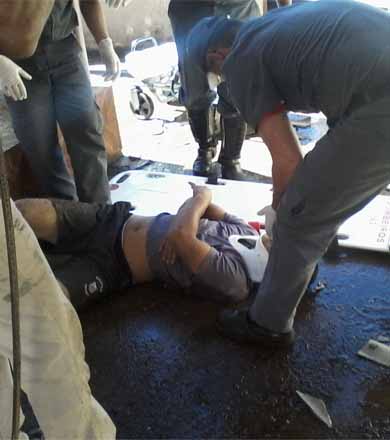 Homem fica ferido ao cair de telhado de residência