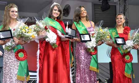 Letícia, da Cinderela Calçados, é coroada Miss Comerciária Assis 2013