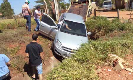 Carro cai em valeta na entrada de Paraguaçu Paulista