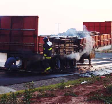 Fogo em pneu de carreta faz carga de telhas ficar destruída