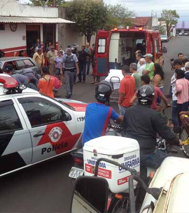Motociclista sofre fratura após colidir contra carro em cruzamento de ruas