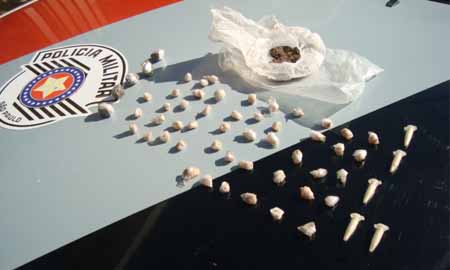 Drogas são encontradas por cão da PM em terreno baldio de Assis