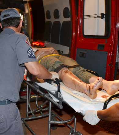 Ao tentar fazer ultrapassagem, carro colide em moto e deixa uma pessoa ferida
