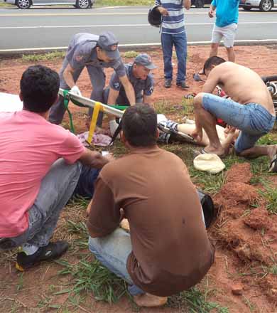 Motociclista tem perna decepada ao colidir contra caminhonete próximo a entrada de Paraguaçu