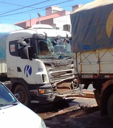 Carreta para no semáforo e é colidida por outra na Av. Siqueira Campos