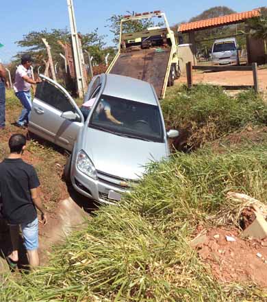 Carro cai em valeta na entrada de Paraguaçu Paulista