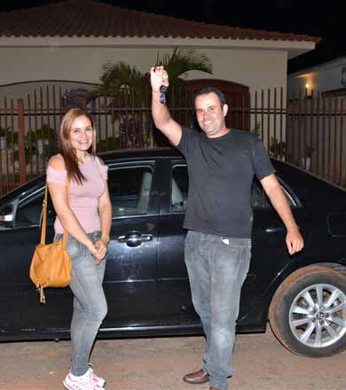 Carro roubado na noite de domingo é localizado abandonado em canavial