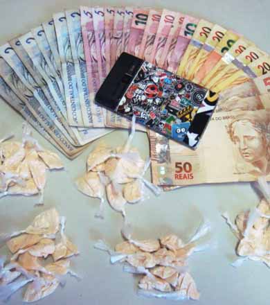Adolescente é apreendido com dezenas de porções de cocaína e mais de R$ 300