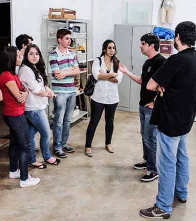 Alunos de Publicidade e Propaganda da Fema visitam agência de publicidade Quest Comunicação Total