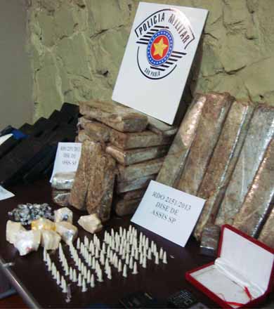 Grande quantidade de drogas é encontrada em tambores enterrados em terreno