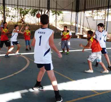 Projeto de iniciação esportiva incentiva o esporte nas escolas municipais