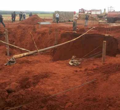 Trabalhadores ficam soterrados após deslizamento de terra em Platina