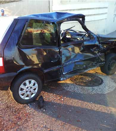 Carro fica com a lateral parcialmente destruída após ser colidido por ônibus