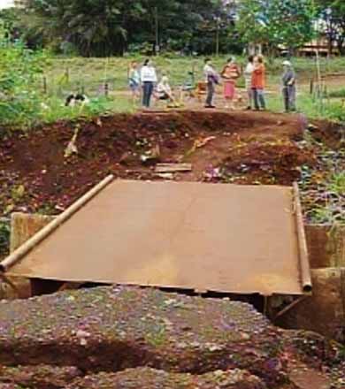 Ponte interditada dificulta vida de moradores e produtores rurais de Cândido Mota