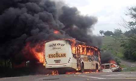 Ônibus escolar bate em carro em Ourinhos, pega fogo e por pouco mulher não morre queimada