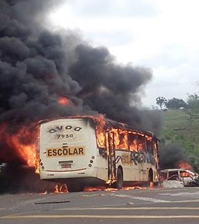 Ônibus escolar da AVOA bate em carro em Ourinhos, pega fogo e por pouco mulher não morre queimada