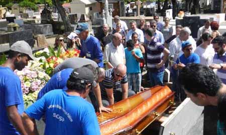 Homenagens marcam velório e sepultamento de cantor assassinado