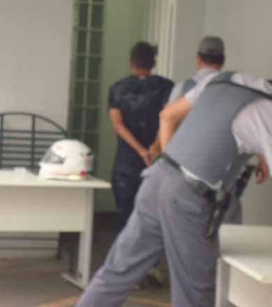 Rapaz rouba mulher em frente ao supermercado e acaba na cadeia