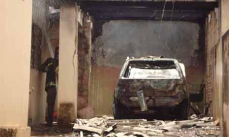 Carro estacionado em garagem é destruído por incêndio