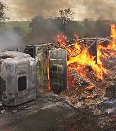 Caminhões pegam fogo após acidente que deixou mulher e bebê feridos