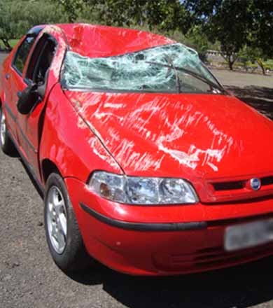 Carro repleto de cigarros contrabandeados capota na SP 333