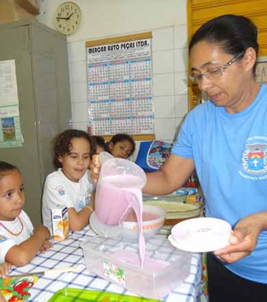Estudantes preparam receita na escola para aplicar na prática a diversidade de gênero textual
