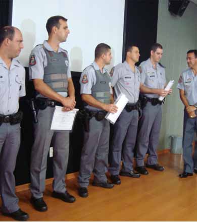Policiais de Paraguaçu recebem homenagem no 32º Batalhão, em Assis
