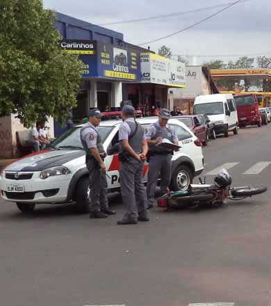 Motociclista fica ferido ao se envolver em acidente com carro