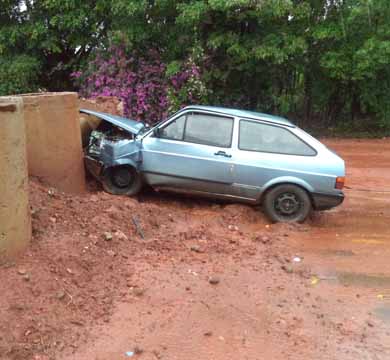 Carro fica com a frente destruída ao colidir em tubos de concreto na Av. Sete de Setembro