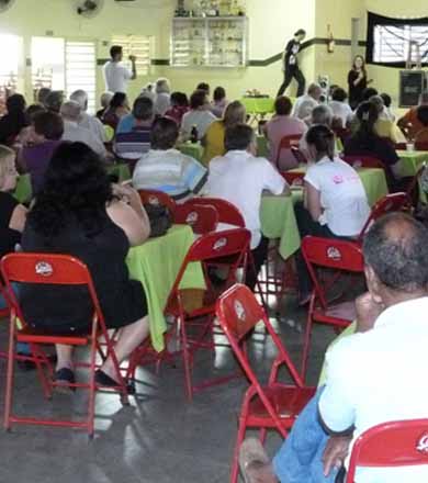 Cerca de 200 pessoas participam de tarde de lazer para comemorar Dia Nacional do Idoso