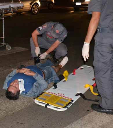 Colisão entre carro e moto no semáforo deixa uma pessoa ferida