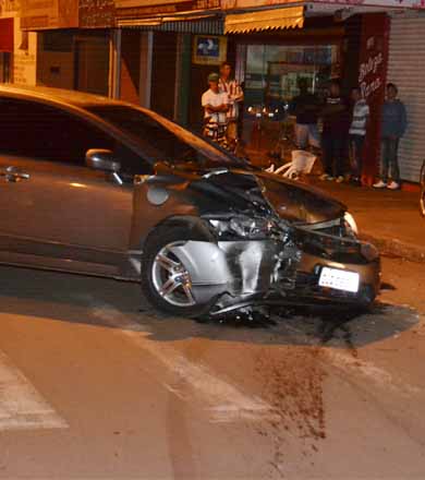Acidente na Avenida Siqueira Campos deixa três carros danificados